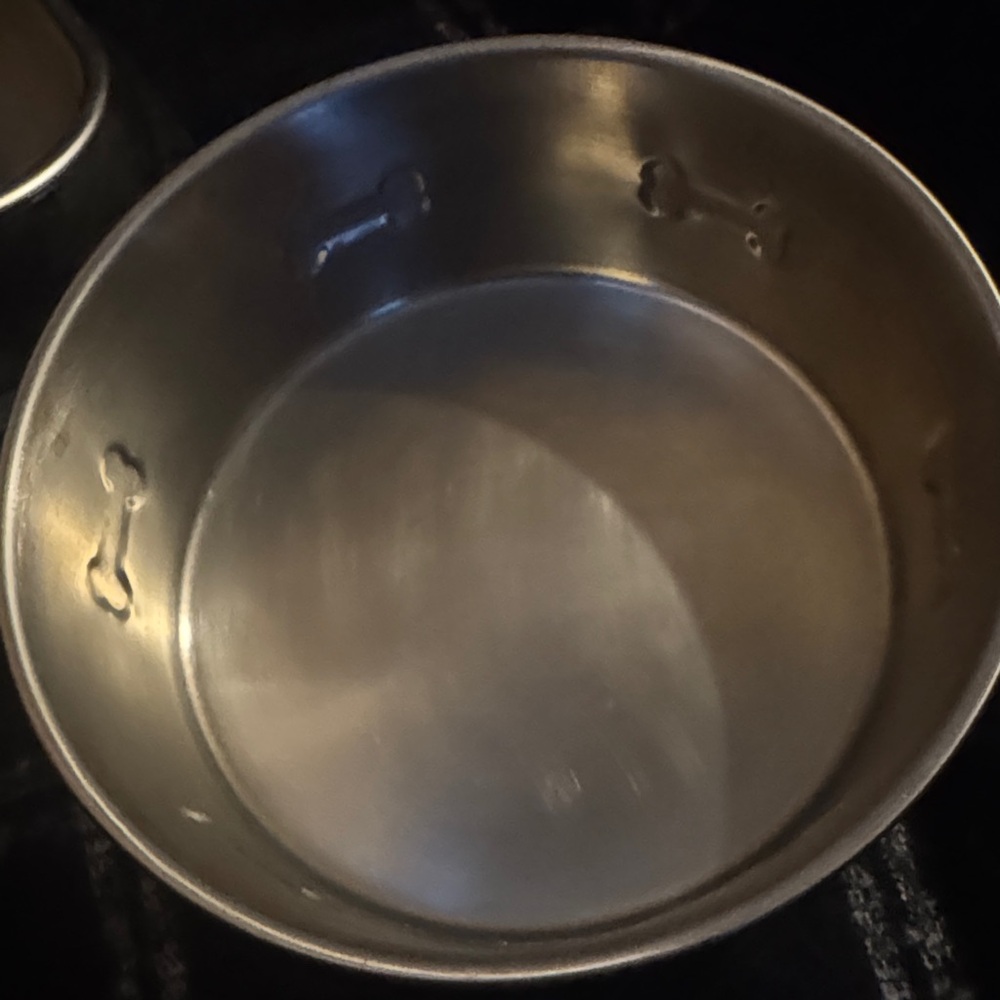 Metal dog bowls 91/2 by 7 1/4 an inch deep Round one 81/2 by 81/2  2 1/2 deep - Picture 4 of 7